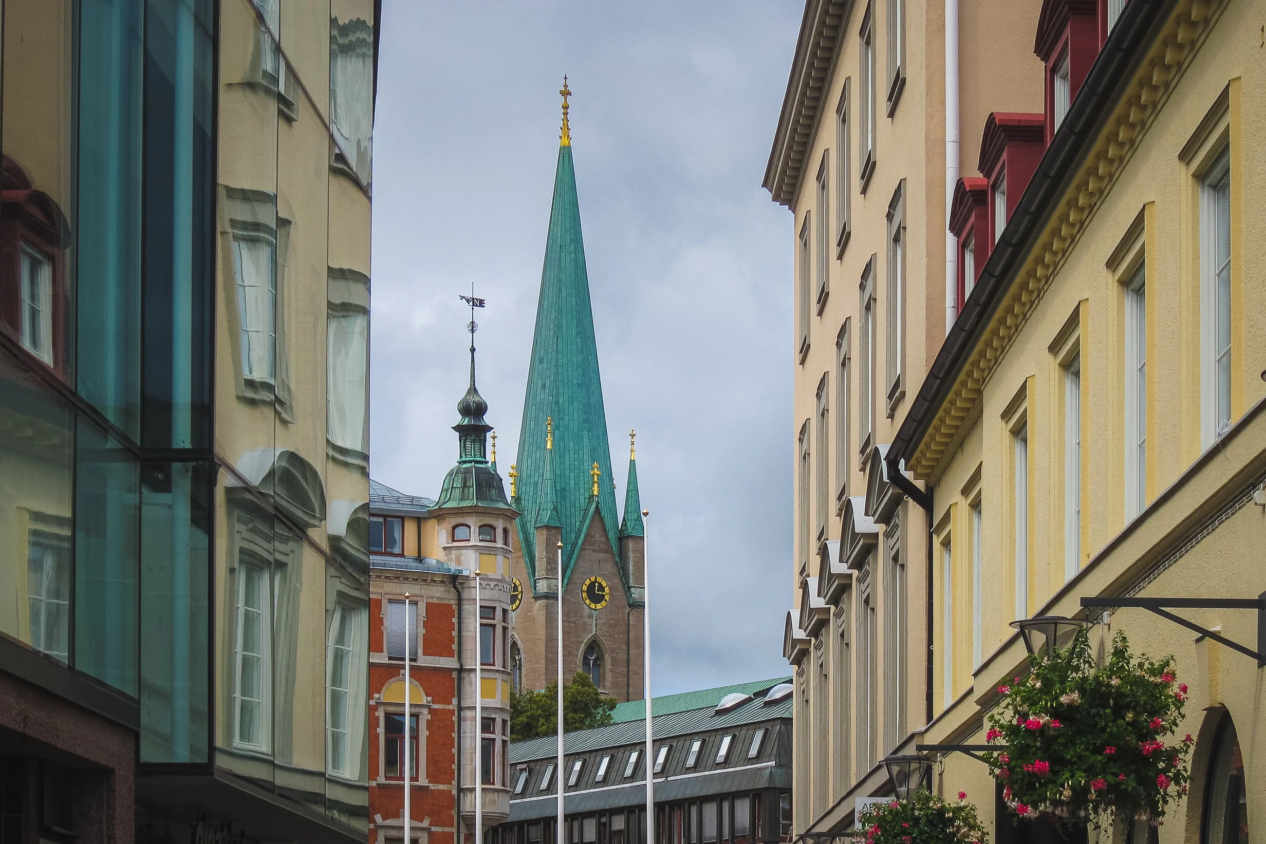 Stadsvy från centrala Jönköping med kyrktorn och charmig stadsmiljö.